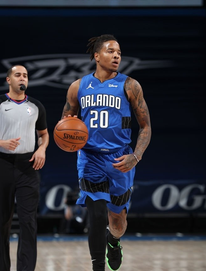  雄鹿豪取六连胜登顶东部  